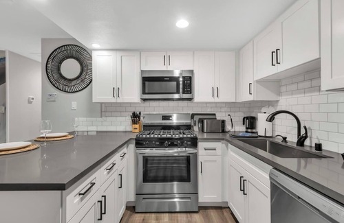 North Auburn House | 2BR-Dog Friendly-Traeger-Brewery 1MI-5Mins to 80