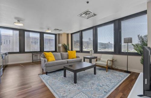 Downtown Pittsburgh Apartment | 2BR Downtown Apartment with Gym & Deck