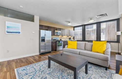 Downtown Pittsburgh Apartment | 2BR Downtown Apartment with Gym & Deck