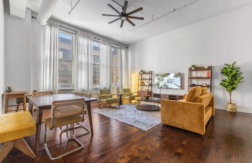 Mile Square Apartment | 2BR Downtown Gem - Sleeps 7 - Convention Center