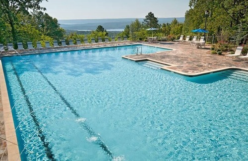 Fairfield Bay Condo | 2br DX Condo Family Fun: Mountains & Lake Escape!