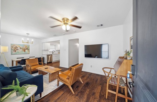 South Central Houston Condo | 2BR Elegant, Clean, & Comfy! near NRG and Med Ctr