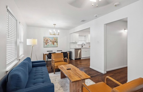 South Central Houston Condo | 2BR Elegant, Clean, & Comfy! near NRG and Med Ctr