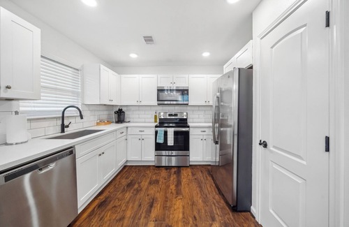 South Central Houston Condo | 2BR Elegant, Clean, & Comfy! near NRG and Med Ctr
