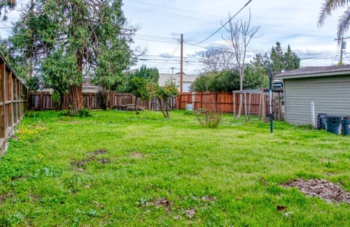 Lodi House | 2BR Family Getaway w/Yard, Kitchen & Parking