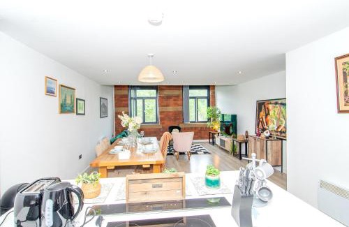 Bradford Apartment | 2BR Flat WiFi, Parking Contractors & Families