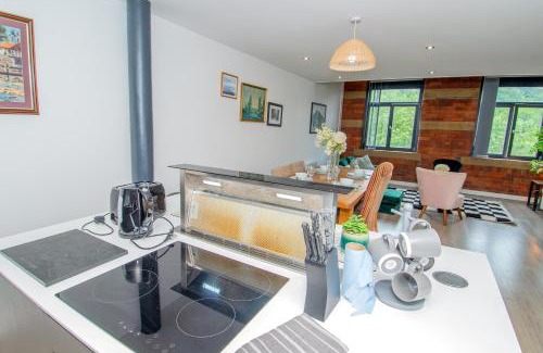 Bradford Apartment | 2BR Flat WiFi, Parking Contractors & Families