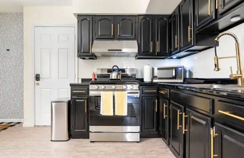 Elizabeth Apartment | 2BR for Crews & Families Near Jersey Gardens Mall