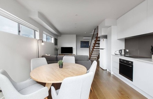 Moonee Ponds Apartment | 2BR FREE Parking | 2min Walk to Puckle St!