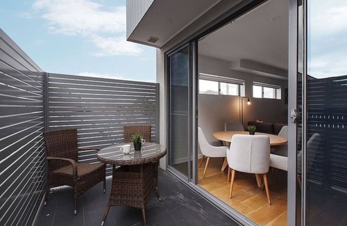 Moonee Ponds Apartment | 2BR FREE Parking | 2min Walk to Puckle St!
