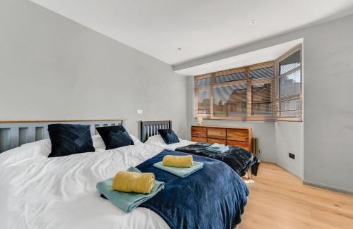 Norwood Green Apartment | 2BR Garden Home Free Parking for 7 Guests Easy Access to London & Heathrow