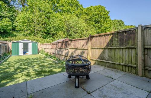 Norwood Green Apartment | 2BR Garden Home Free Parking for 7 Guests Easy Access to London & Heathrow