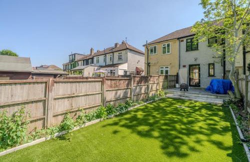 Norwood Green Apartment | 2BR Garden Home Free Parking for 7 Guests Easy Access to London & Heathrow