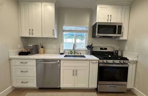 Glendale House | 2BR GLENDALE HOUSE: FULLY REMODELED in 2024 w/PRIVATE FENCED PATIO & PARKING p4