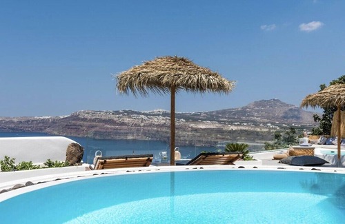Akrotiri Villa | 2BR Gold Suite with Caldera View & Hot Tub