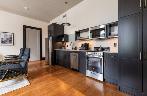 French Quarter Hotel | 2BR Great View Steps from French Quarter | The Mayfair