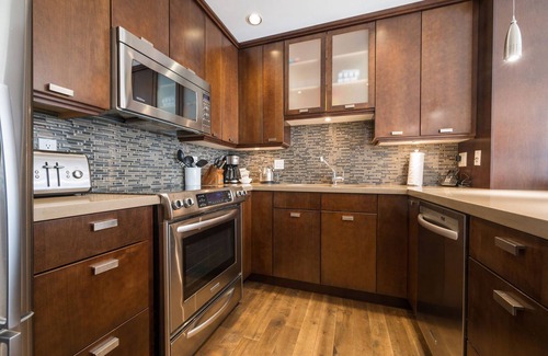 Blueberry Hill Condo | 2BR | Greyhawk | King Bed w/Ensuite| Hot Tub & Sauna | Gas Fireplace | Free Parking