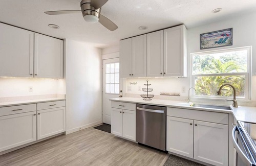 Historic Uptown House | 2BR Happiness in a Bungalow - Walk to Downtown