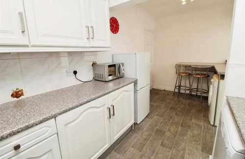 Bradford House | 2BR Home/Garden/Patio/City Access/6 Guests