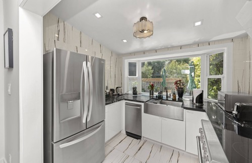 Allied Arts House | 2BR Home in Menlo Park Near Stanford University!