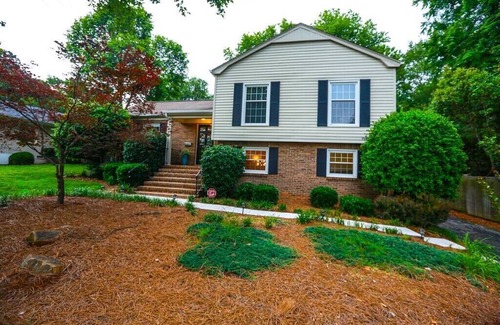 SouthPark House | 2BR Home short walk to Southpark Mall!