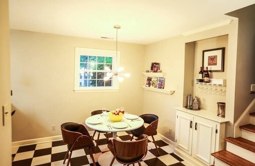 SouthPark House | 2BR Home short walk to Southpark Mall!