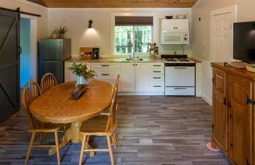 Christina Lake Hotel | 2BR Ideal for Families or Couples Traveling Together - Private Veranda - Beaches