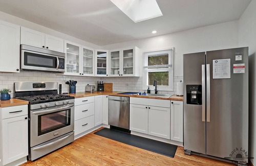 Salem Lakes House | 2BR Lake House - Stunning Views - Lake Toys - Screen Room - K Bed - Dog Friendly