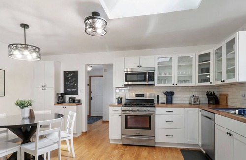 Salem Lakes House | 2BR Lake House - Stunning Views - Lake Toys - Screen Room - K Bed - Dog Friendly