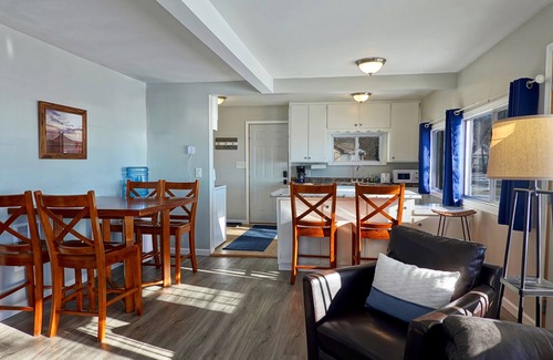Isle Cabin | 2BR Lakefront Cabin, Sandy Beach, Kayaks, Docks, Hammock Chairs & Firepit