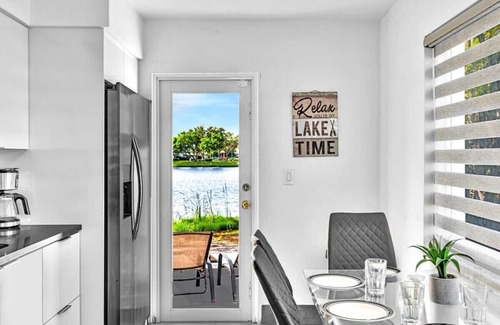 Davie House | 2BR Lakeside Getaway - Peaceful Waterfront Stay