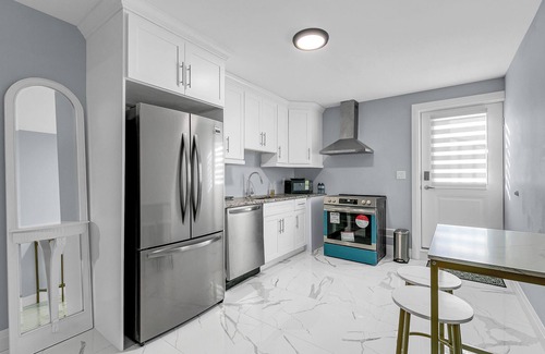 LaSalle Apartment | 2BR LaSalle Retreat near Bridge and Golf