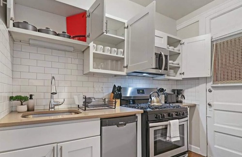 Rogers Park Apartment | 2BR Lively & Chic Apartment close to Shops