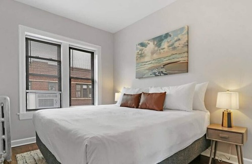 Rogers Park Apartment | 2BR Lively & Chic Apartment close to Shops
