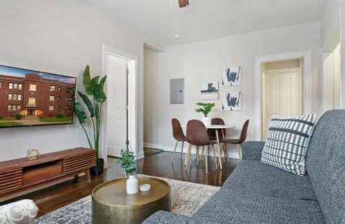 Rogers Park Apartment | 2BR Lively & Chic Apartment close to Shops - Touhy 3S