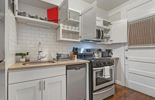 Rogers Park Apartment | 2BR Lively & Chic Apartment close to Shops - Touhy 3S