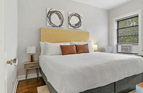 Rogers Park Apartment | 2BR Lively & Chic Apartment close to Shops - Touhy 3S