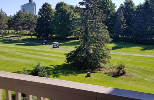 Acme Condo | 2BR+ Loft, 2BA GT Resort golf course condo near Traverse City area Beaches