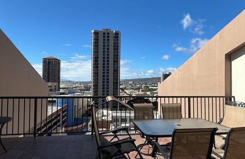 Downtown Honolulu Condo | 2BR+Loft Huge Patio Quiet & Spacious with Free Parking