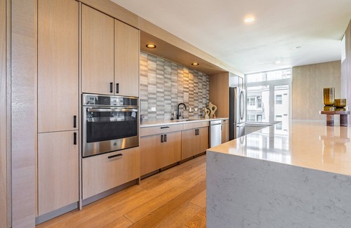 West Bellevue Apartment | 2BR | Lounge, Rooftop, Gym | Bellevue | Sophari C