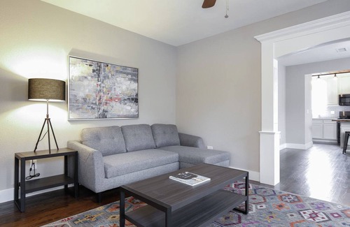 South Central Houston House | 2BR Luxury EADO House! Medical Center, Stadiums ⭐️⭐️⭐️⭐️⭐️