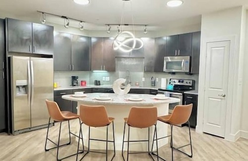 Wetmore Apartment | 2BR Modern 2mi to Six Flags, La Cantera & Dining