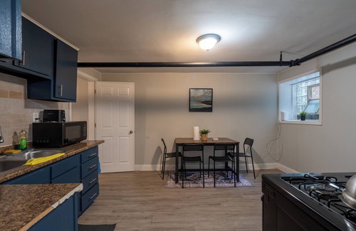 Hyde Park Apartment | 2BR Modern APT Near University of Chicago & Dining