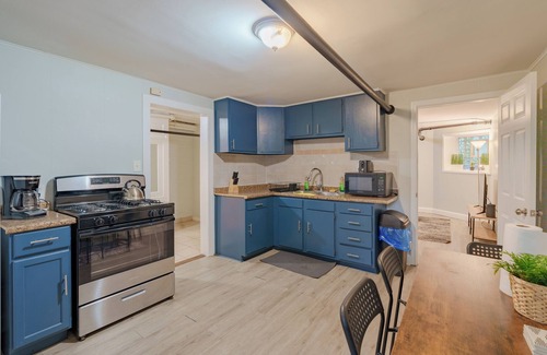 Hyde Park Apartment | 2BR Modern APT Near University of Chicago & Dining
