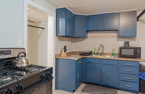 Hyde Park Apartment | 2BR Modern APT Near University of Chicago & Dining