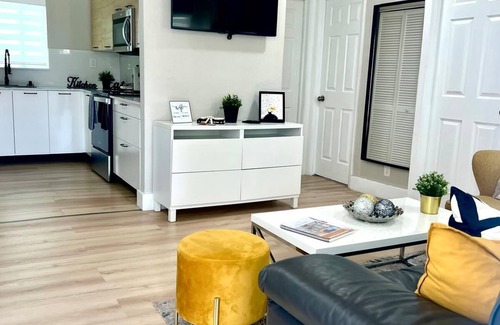 Flagami House | 2BR Modern/Top Location/Terrace/10min Airport and Coral Gablesn