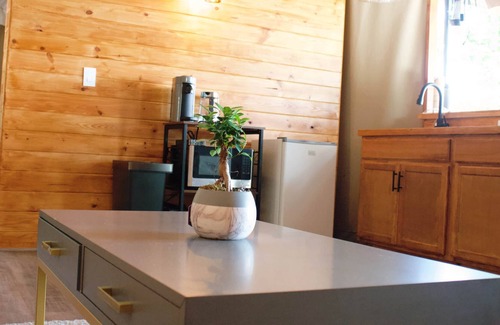 Altamont RV Rental | 2BR Mountain-Valley View A/C HotTub Kitchen-Bar