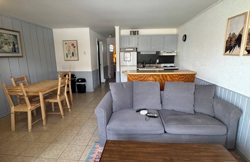 Hunter House | 2BR Mountain View Home with Pool & 3 mins to Ski Slopes