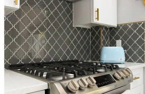 Southtown House | 2BR Near Tower of Americas w/Hot Tub + Fire Pit