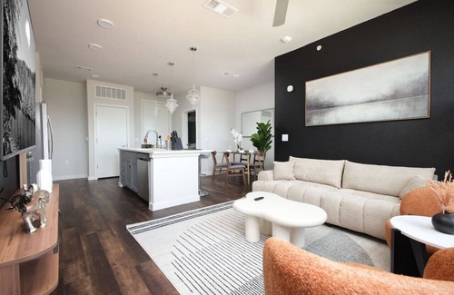Southtown Apartment | 2BR Oasis w/Gym, Parking Near Rvrwalk &Dome